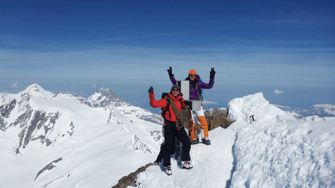Corina Haas am Gipfel des Finsteraarhorns in den Berner Alpen