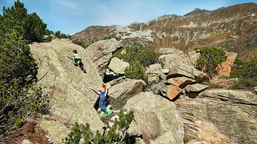 Bouldern im Silvapark im Tiroler Paznauntal