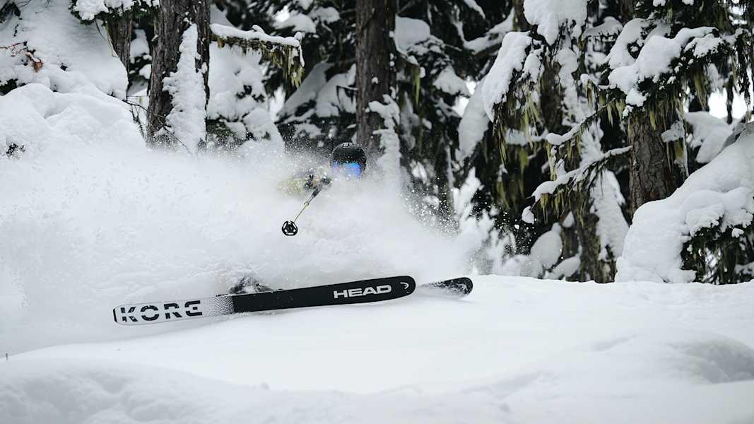 Freerider im Powder mit HEAD KORE Ski bei perfekten Schneebedingungen