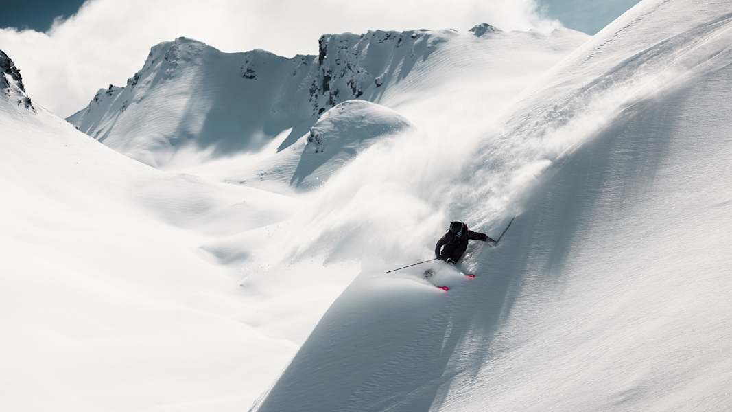 Egal ob Aufstieg oder Abfahrt, die CRUX Ski performen auf jedem Gelände.