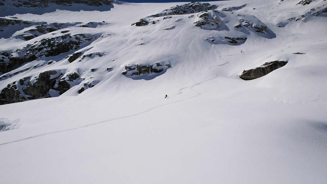 Tiefschnee-Abfahrt in der Gletscherwelt Weißsee der Hohen Tauern in Salzburg
