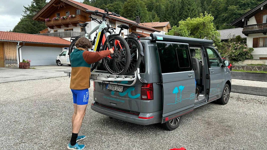 Fahrräder auf Heckträger montieren