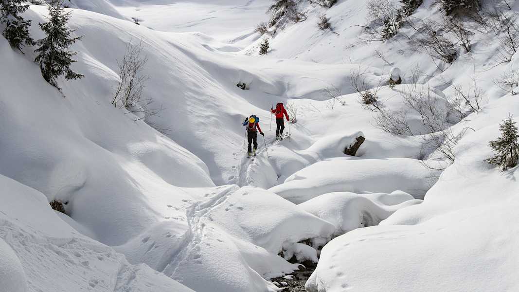 Skitourengeher in den Kitzbüheler Alpen in Tirol