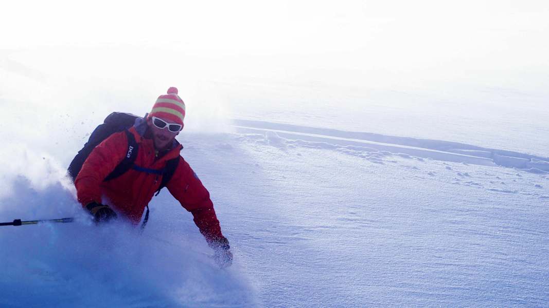 Skitour auf die Schneegrubenspitze in den Kitzbüheler Alpen: Christian Achrainer bei der Abfahrt