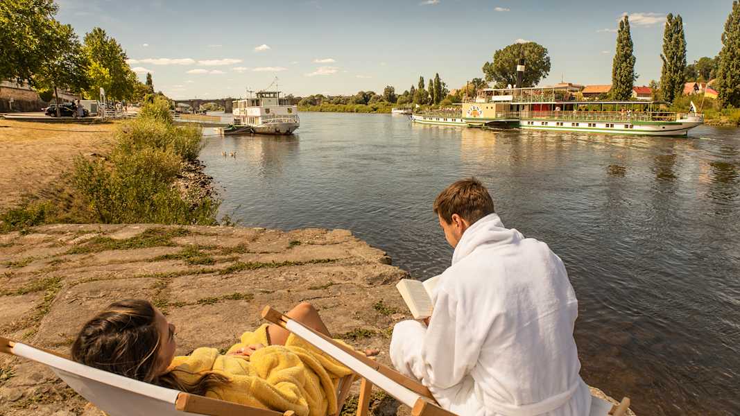 Ein gutes Buch, Sonnenschein und bequeme Liegestühle: Das Flussufer in Pirna lädt zum Entspannen und Genießen ein.