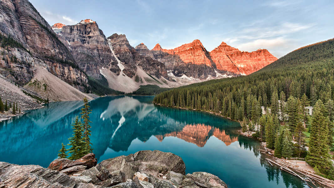 Moraine Lake im National Park Banff in Kanada mit den Bergen der Wenkchemna Range