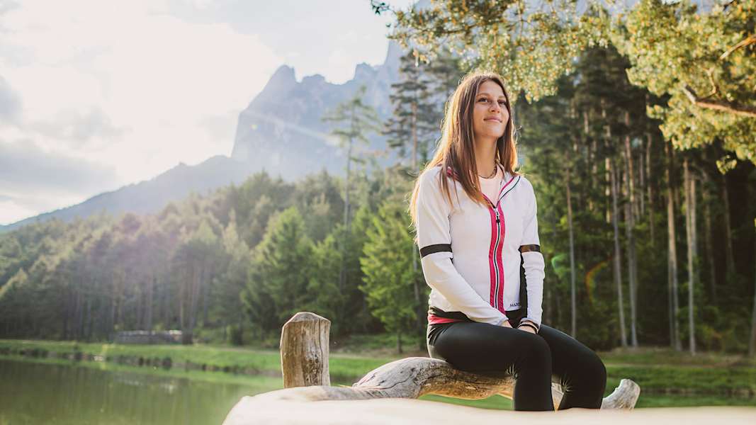 Seiser Alm Balance: Bei einer Morgenwanderung die Natur genießen.