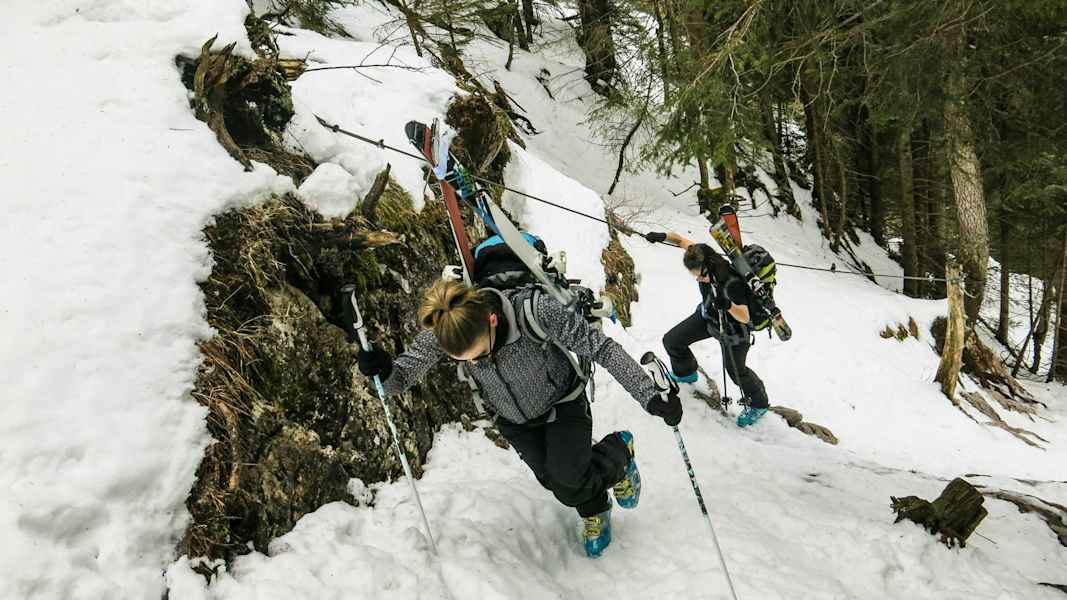 Tragepassage im „Drahtseilwandl“: Skitour aufs Hohe Brett in den Berchtesgadener Alpen
