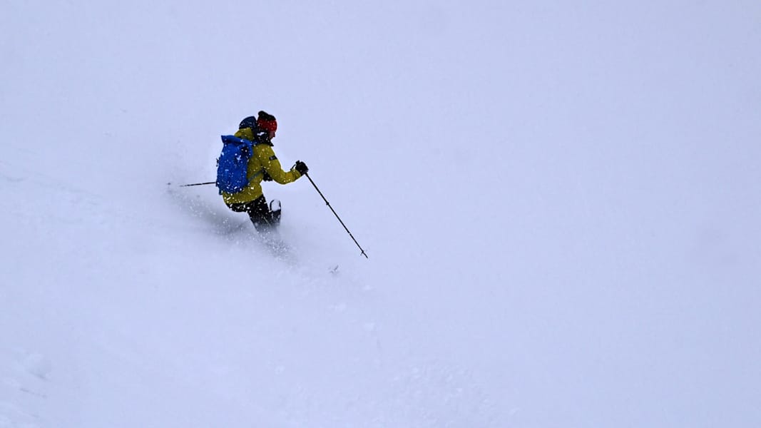 Skitour in den Berchtesgadener Alpen: Bergführer Hansi Stöckl bei der Abfahrt vom Hohen Brett