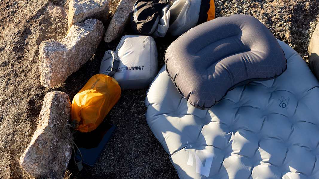 Sea to Summit Dry Bags, aufblasbares Kissen und Isomatte beim Camping im Freien