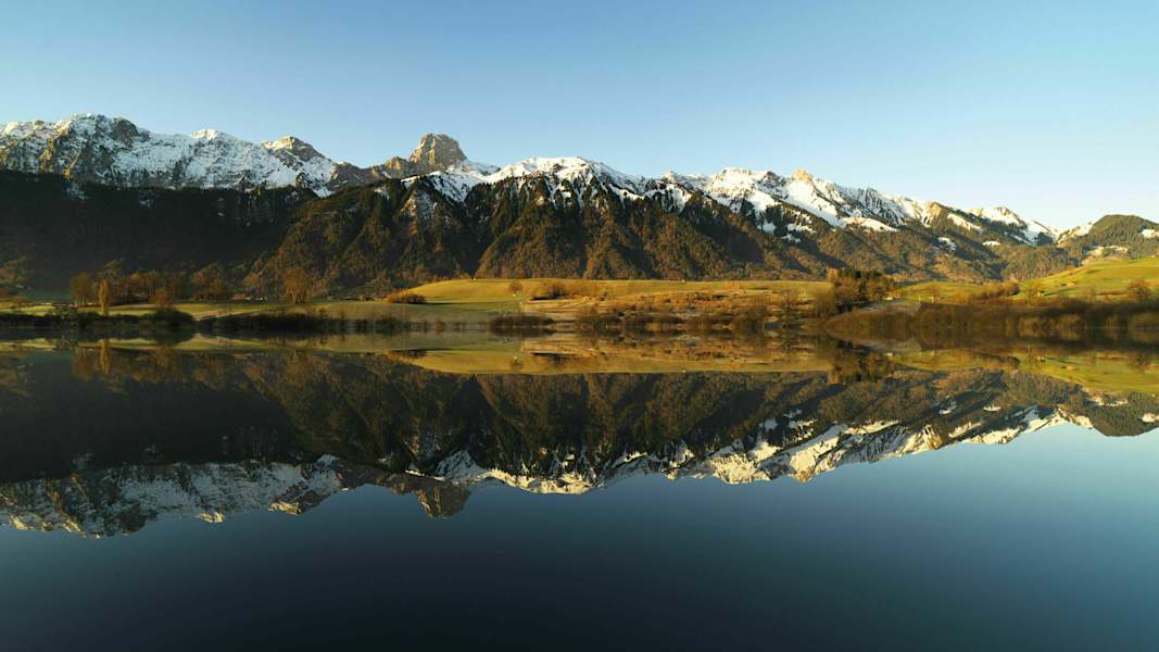 Der Uebeschisee am Fusse der Stockhornkette im Berneroberland