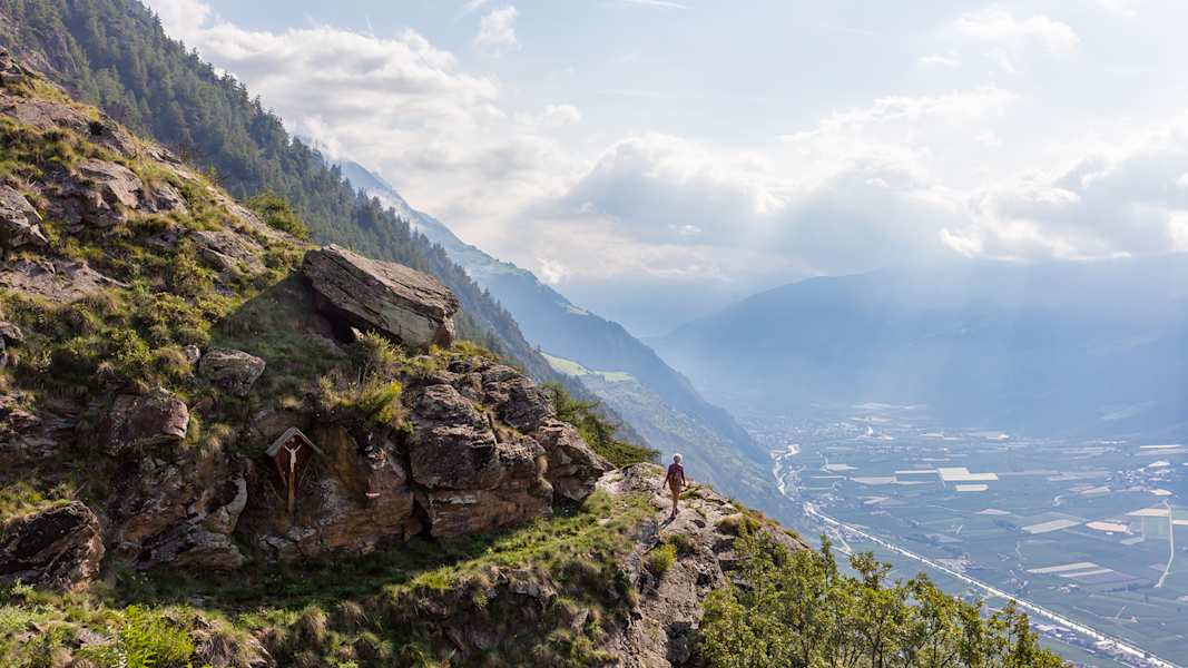 Der Vinschger Höhenweg lädt bereits im Frühling zu panoramareichen Wanderungen entlang des Vinschger Sonnenbergs ein.
