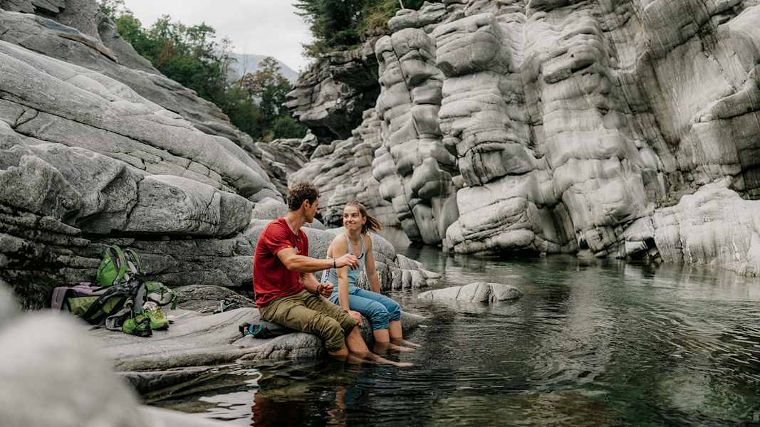 Ein herrliches Gefühl: Aus den Kletterschuhen schlüpfen und eintauchen in das erfrischende Wasser der Maggia.