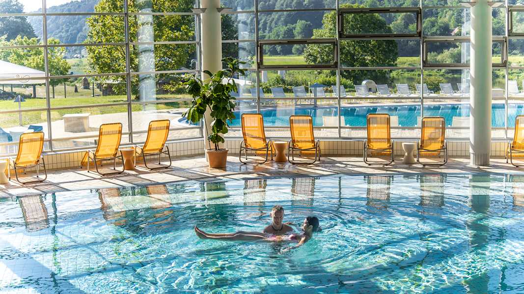 Einfach entspannen und die Leichtigkeit, die der Körper im Wasser verspürt, genießen. Im Bild Bad Schandau.