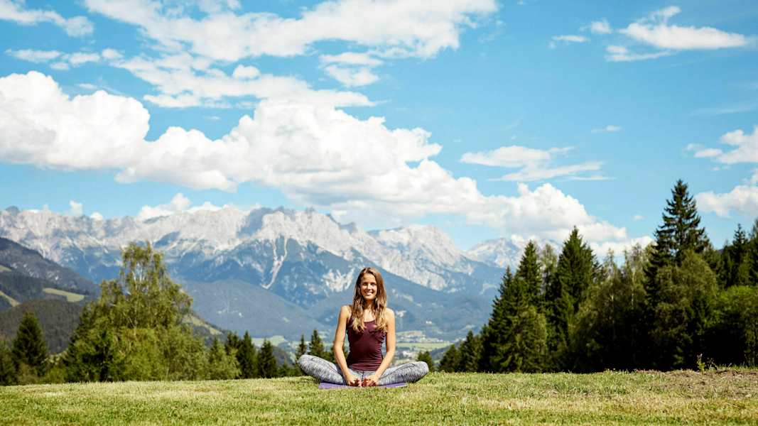 Yoga am Berg: Sara Ticha im „Baddha Konasana“, dem Winkelsitz
