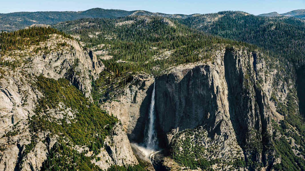 Cathedral Spires im kalifornischen Yosemite Nationalpark mit dem Merced River