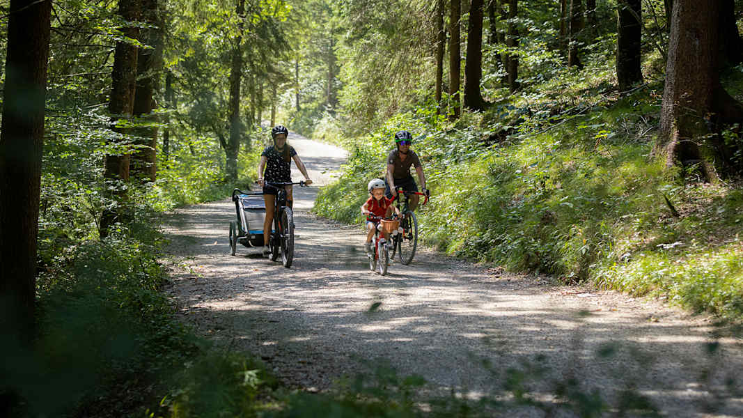 Familienabenteuer auf zwei Rädern – Gemeinsam die Natur auf idyllischen Radwegen erkunden.