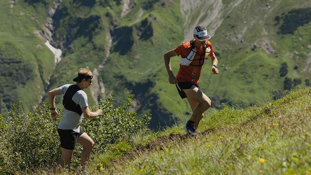 Zwei Läufer beim Trailrunning in Oberstdorf.