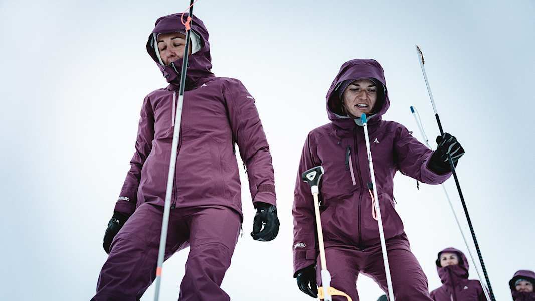 Beim Lawinentraining üben die Teilnehmerinnen das Sondieren, um im Notfall richtig zu handeln.