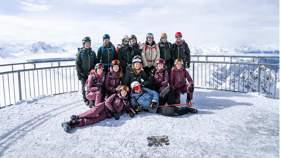 Gemeinsam am Gipfel die Aussicht genießen und den Moment festhalten.