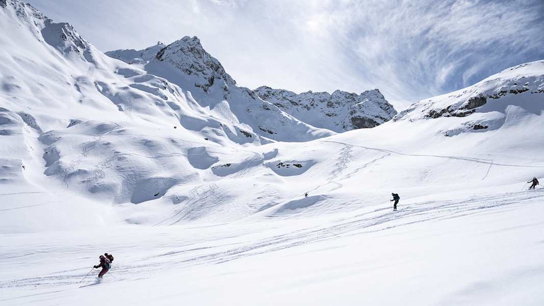 Beim Skifahren spuren im Schnee hinterlassen - die Freiheit der Berge genießen.