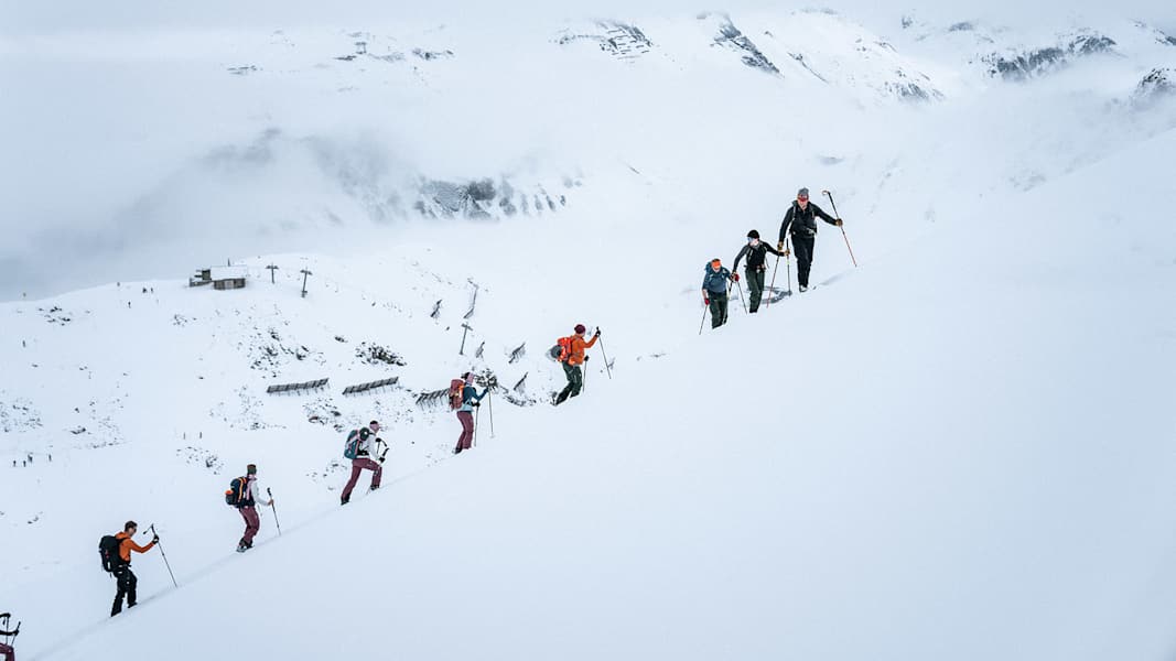 Beim aufstieg Schritt für Schritt durch die winterliche Bergwelt - DIE TOUR 2025