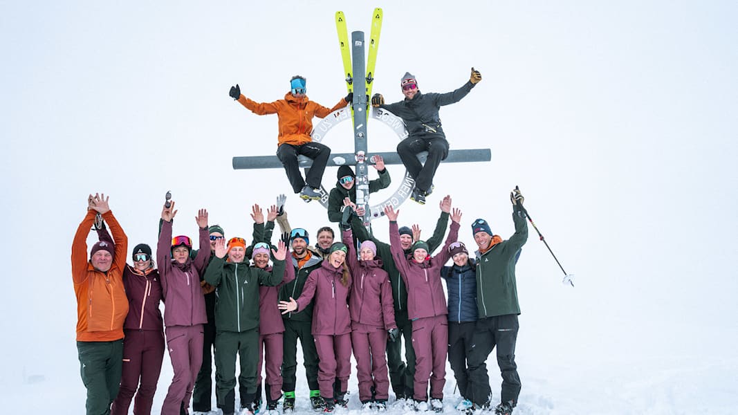 Gipfelglück beim Team - ein Moment, den niemand so schnell vergessen wird.