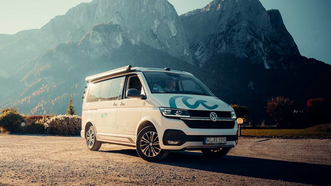 Ein Platz zum Verweilen – mit dem Camper mitten in der Bergwelt unterwegs sein.