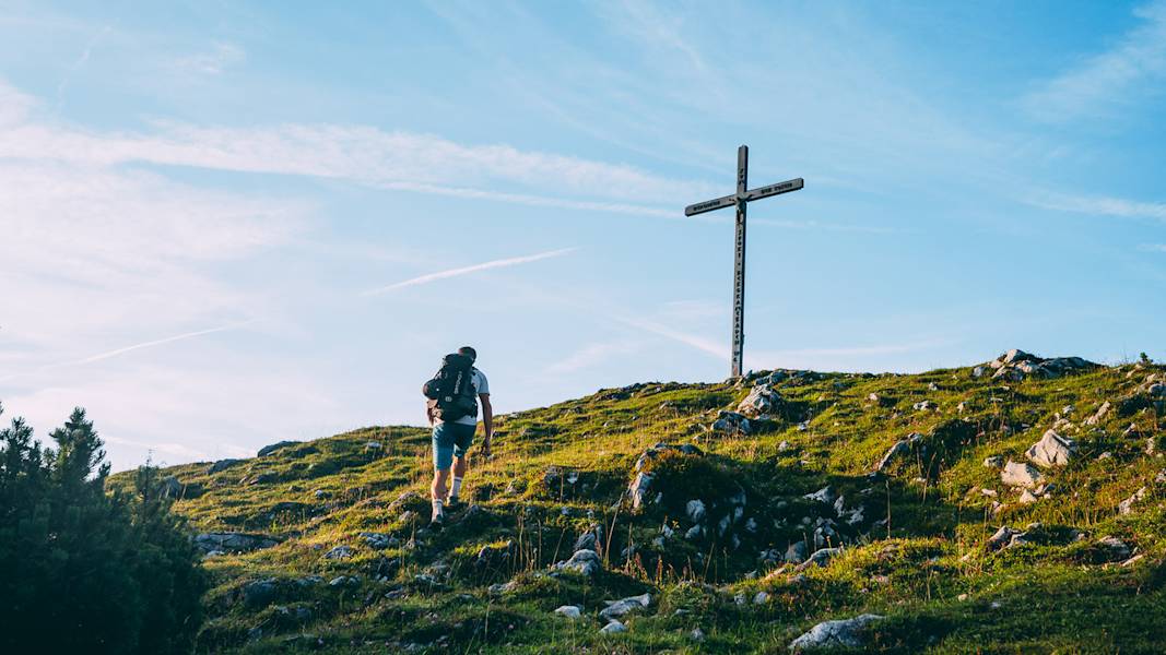 Gipfelwanderung mit Aussicht auf die Chiemgauer und Berchtesgadener Alpen.