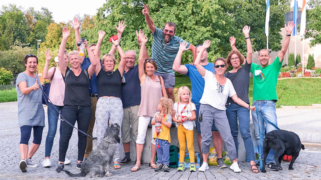 Zwei Schnauzer durchwandern die Schweiz