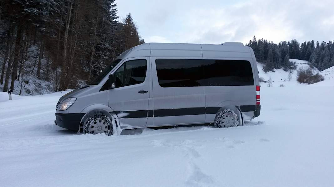 Schneetourenbus