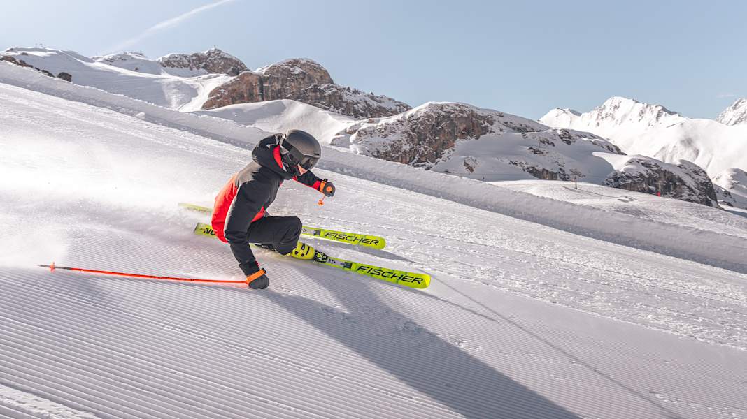 Ein Skifahrer fährt eine perfekt präparierte Piste hinunter.