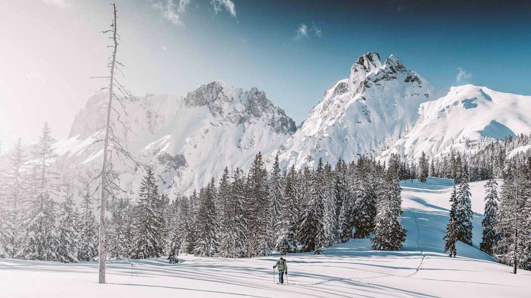 Skitourengeher im winterlichen Gesäuse in der Steiermark