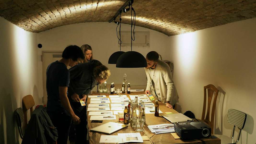 Eiger Extreme: Jury-Sitzung in den Räumlichkeiten von „Zeit für Draussen“ in Innsbruck