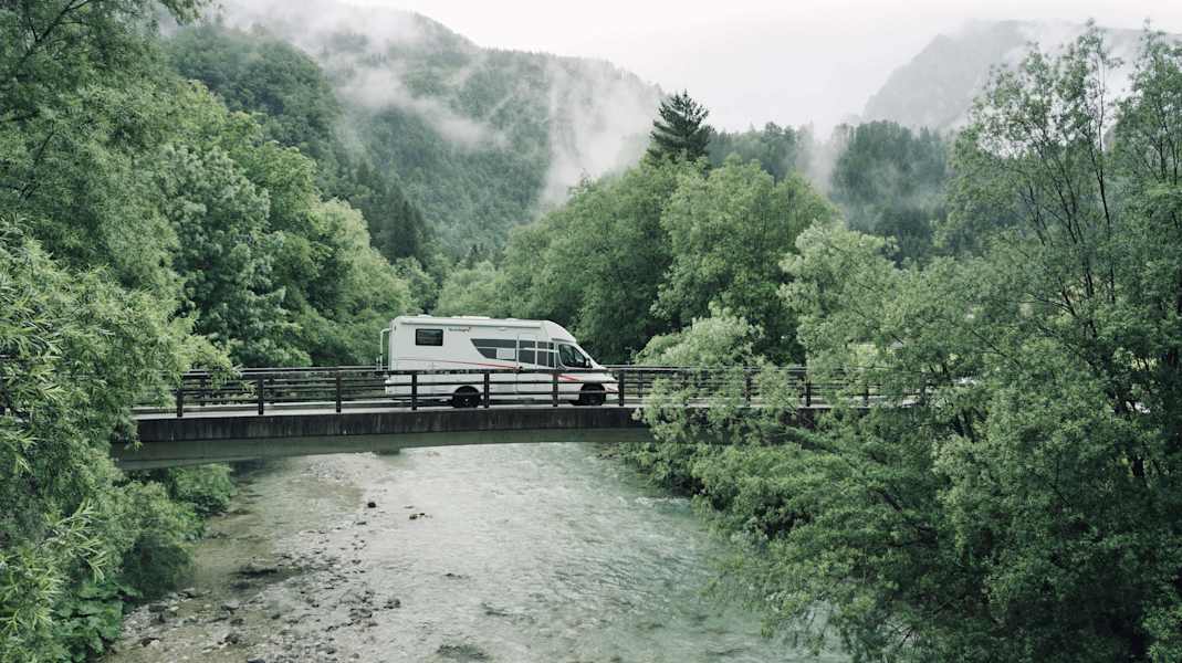 Fahrt über die Savinja. Der Fluss zieht zieht sich vom majestätischen Logar Tal bis zur Flussmündung in die Save hinter Celje und ist bei Fliegenfischer sehr beliebt.