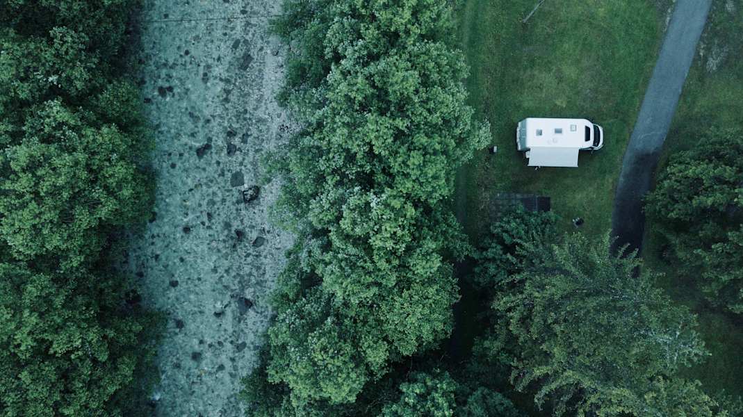 Der Campingplatz Kamp Smica bietet keinen Firlefanz, sondern Naturverbundenheit. Man steht auf Rasen und nachts hört man das Rauschen der Savinja.