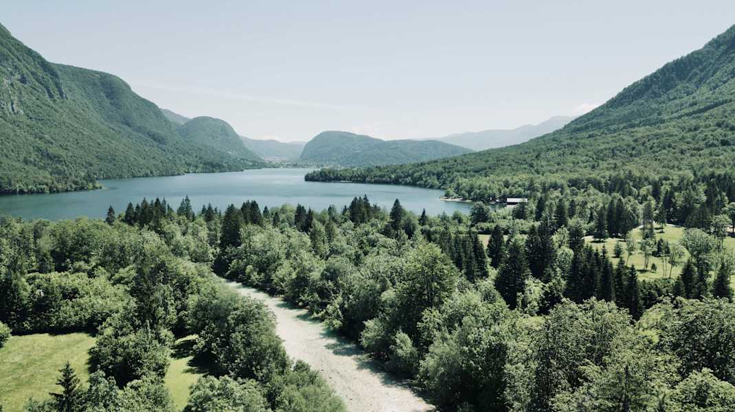 Erster Stop: der See von Bohinj. Am Campingplatz Camp Zlatorog hat alles geöffnet: Restaurant, Bar, Hochseilgarten und Toiletten. Maskenpflicht herrscht keine.