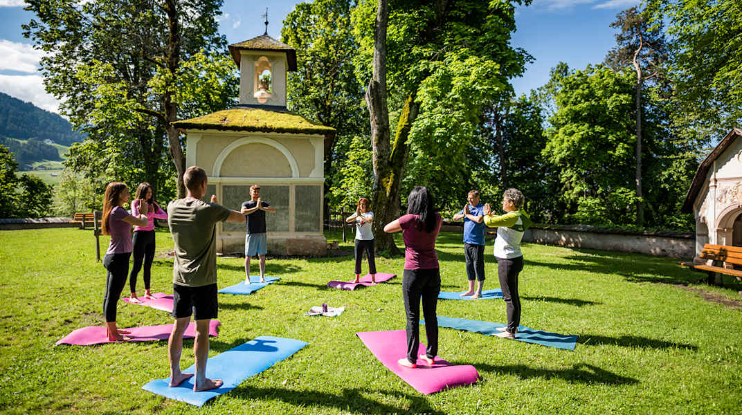 Seiser Alm Balance: Yoga unter Frühlingshimmel.