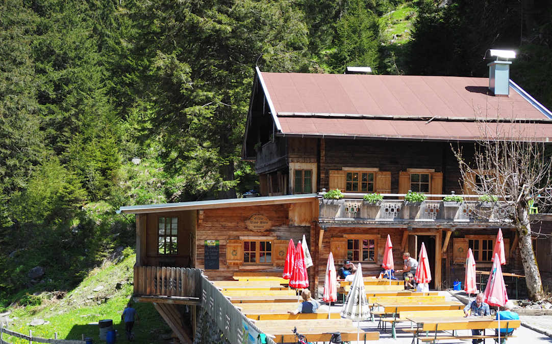 Die Sonnenterrasse der Grünen Wand Hütte im Stillupgrund