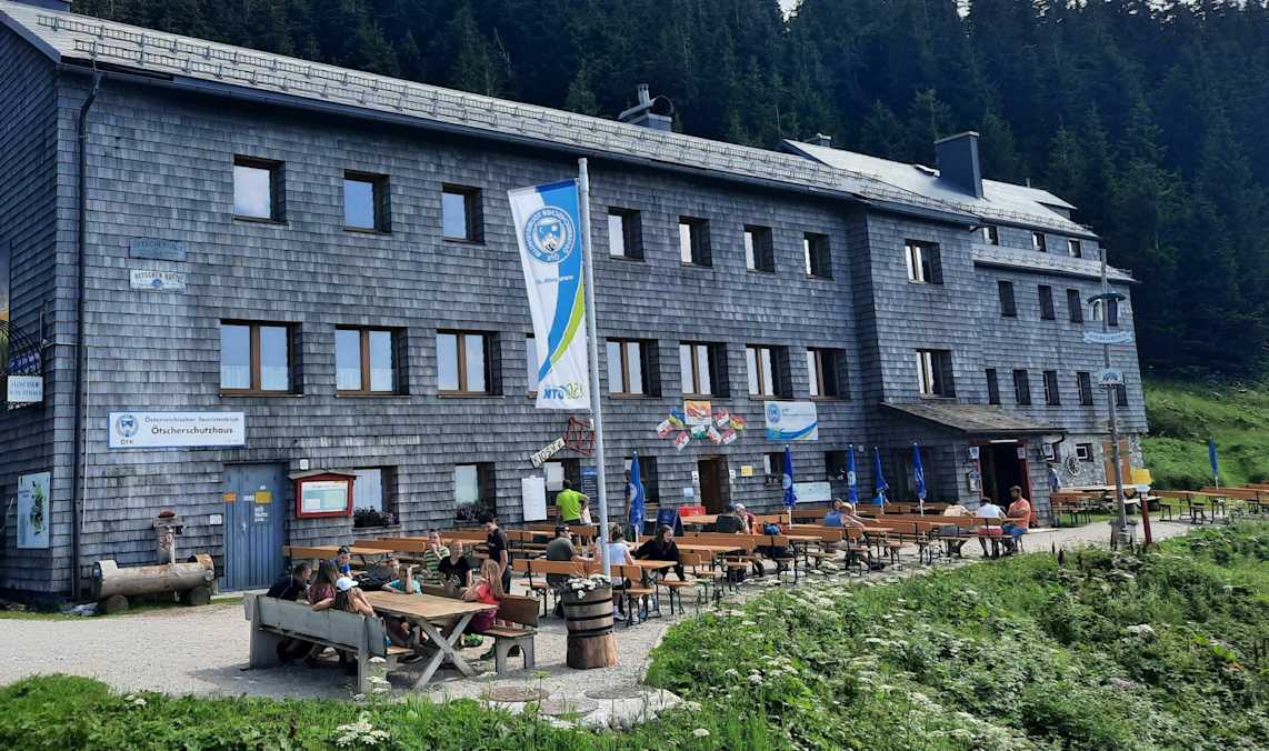 Das Ötscherschutzhaus liegt am Fuße des Ötschers (1.893 m) in den Ybbstaler Alpen in Niederösterreich.