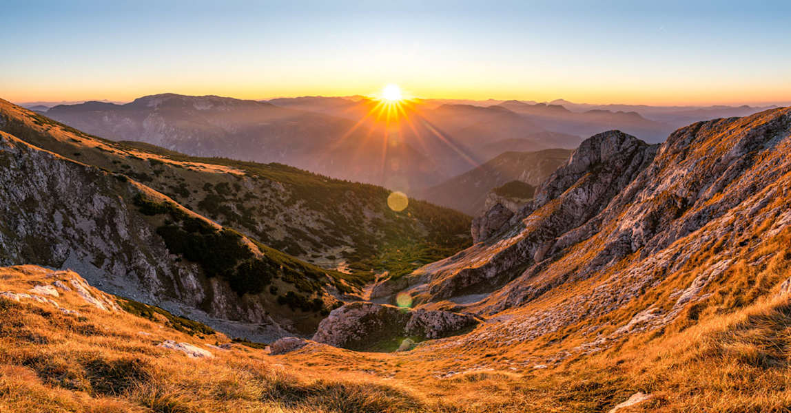 Der Sonnenuntergang am Schneeberg, nur wenige Minuten von der Fischerhütte entfernt, stellt er das Highlight dieser Wanderung dar..