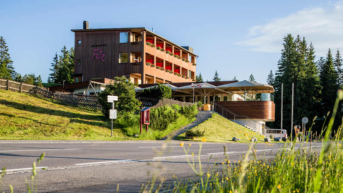 Hotel Berghof Fetz Aussenansicht Sommer