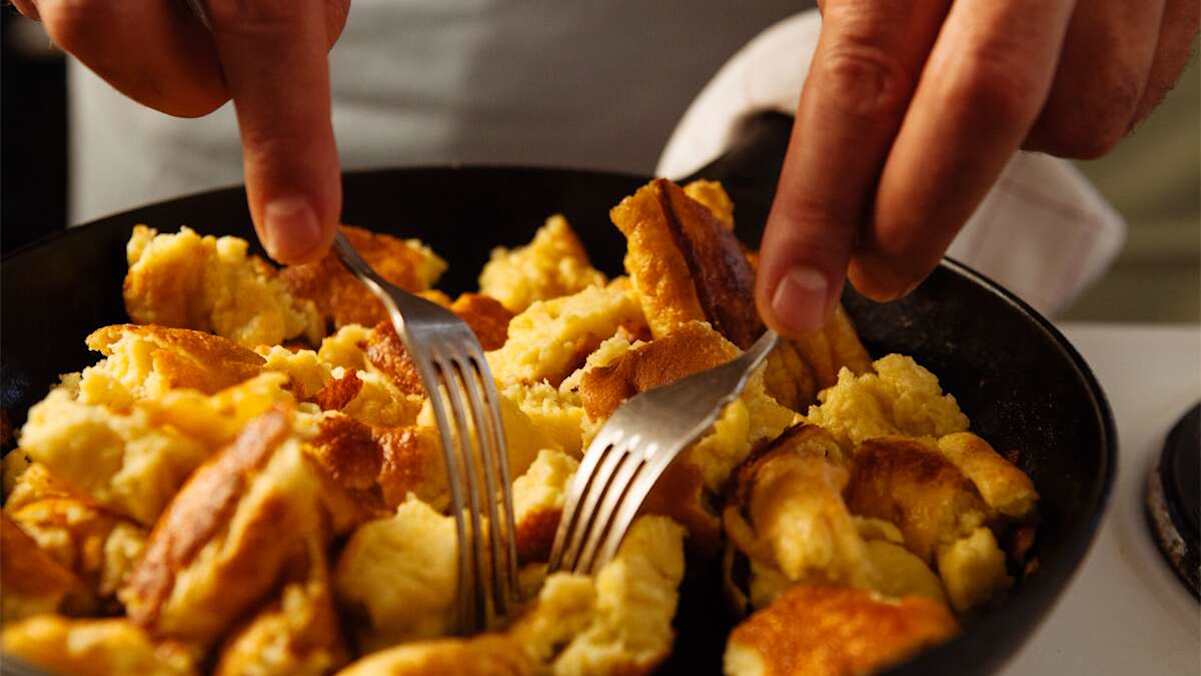 Den Teig mit 2 Gabeln in mundgerechte Stücke reissen und auf einen vorgewärmten Teller geben.
