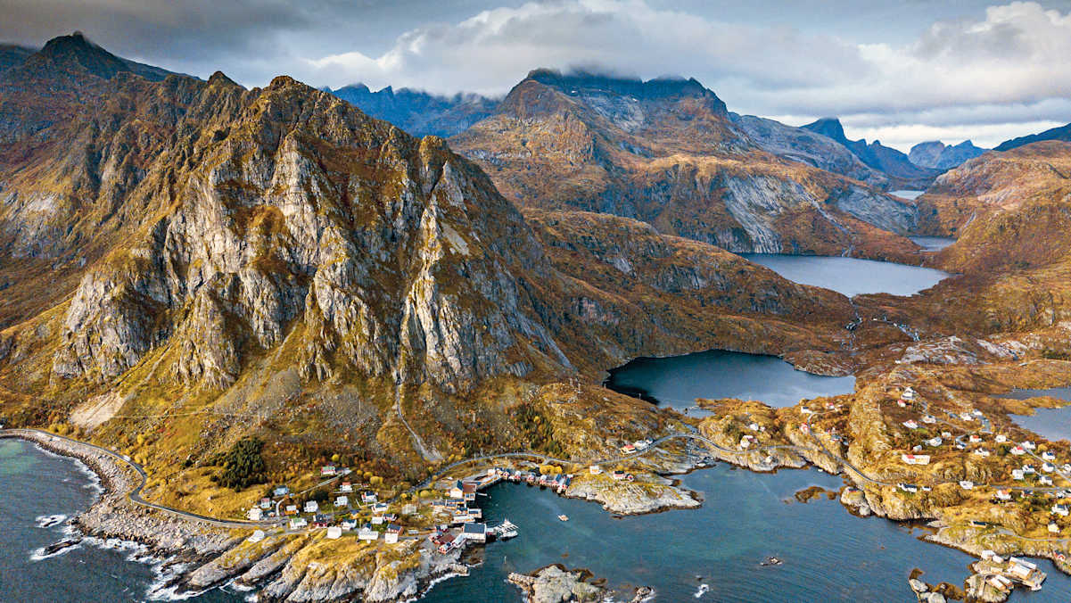 Sørvågen, mit den Seen Tindsvatnet, Stuvdalsvatnet, Tridalsvatnet und Fjerddalsvatnet.