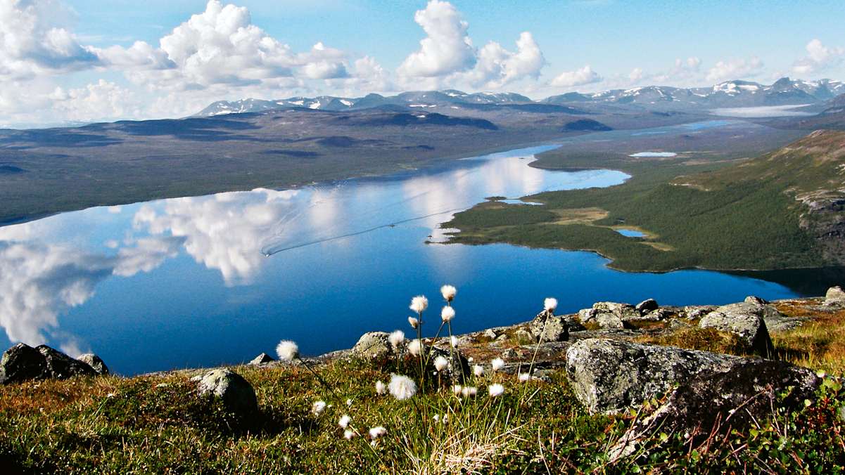 Der unverstellte Blick von der Abbruchkante des Saana auf den Kilpisjärvi.
