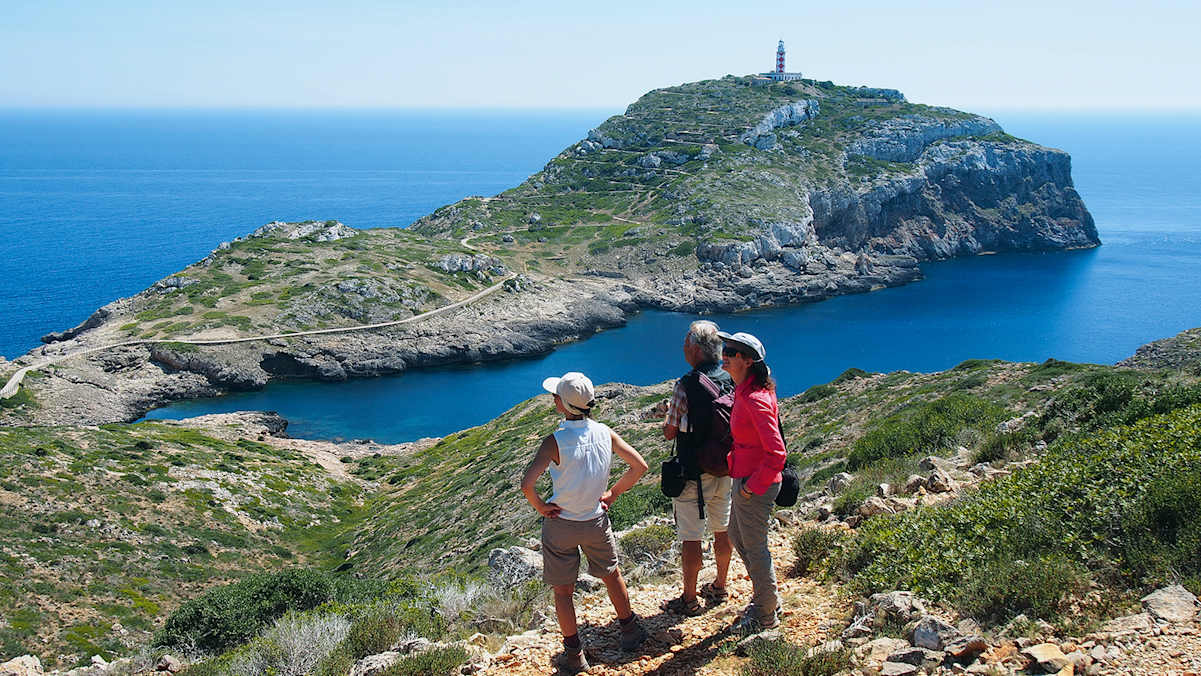 Von der Passhöhe liegt der Leuchtturm im Nationalpark Cabrera klar vor Augen.