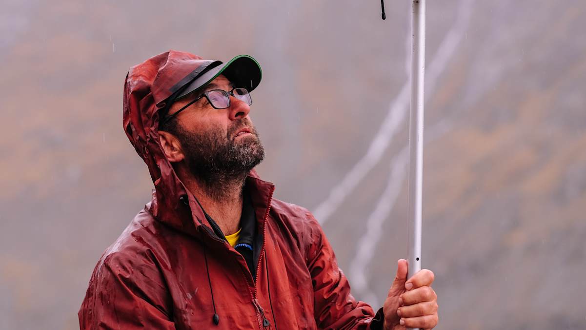 Andreas Kellerer-Pirklbauer mit seinem Differential-GPS-Gerät