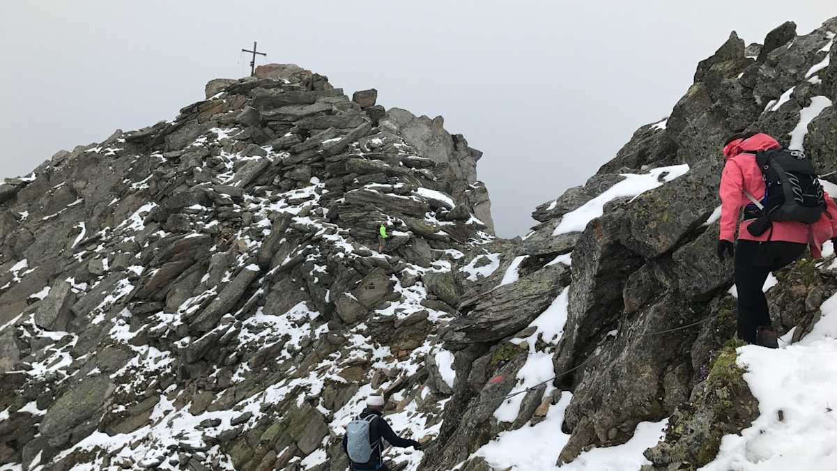 Generell gelten die Schwierigkeitsbewertungen nur für die schneefreie Zeit. Wege, auf denen Schnee oder Eis liegt, verlangen wesentlich mehr Aufmerksamkeit und Trittsicherheit.