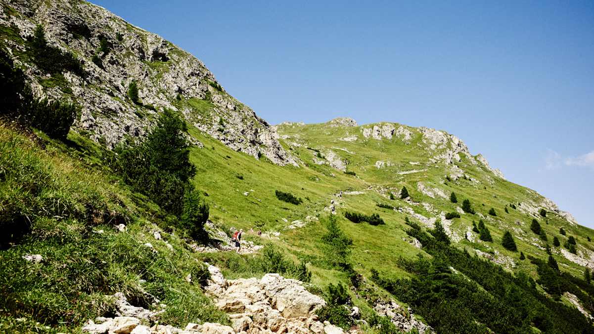 Ganz gemütlich auf den Gipfel, der Touristensteig auf den Schlern. Rechte Seite: Stärkung auf der Tierser-Alpl-Hütte.