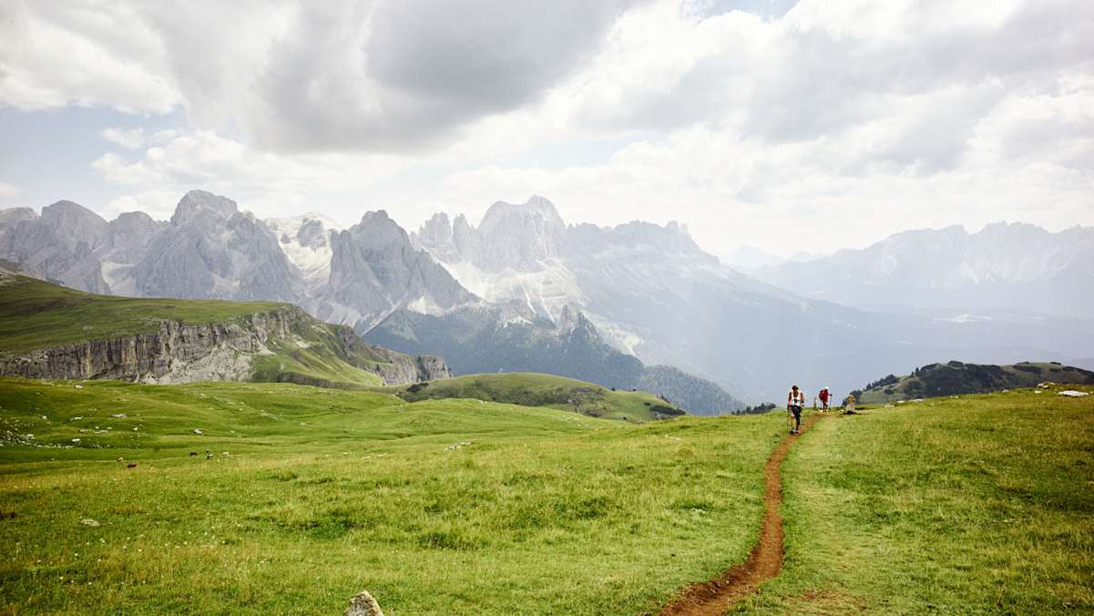 Entspanntes Wandern auf dem sattgrünen Hochplateau des Schlern.